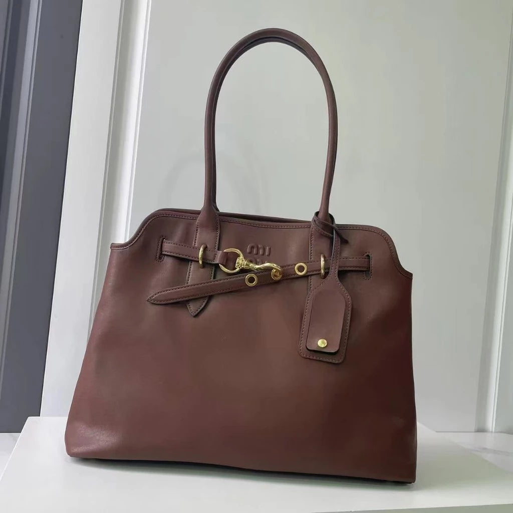 Bolsa Feminina em Couro MIUMIU - Luxo, Exclusividade e Elegância! - PROMOÇÃO EXCLUSIVA MÊS DE ABRIL + BRINDE SURPRESA!
